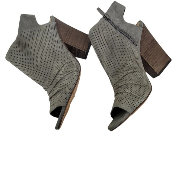 Vince Camuto Kentvi Leather Sandal 9 - Picture 3 of 7